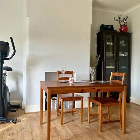 Quiet Double Bedroom With Garden View, Breakfast Hazel Grove Экстерьер фото
