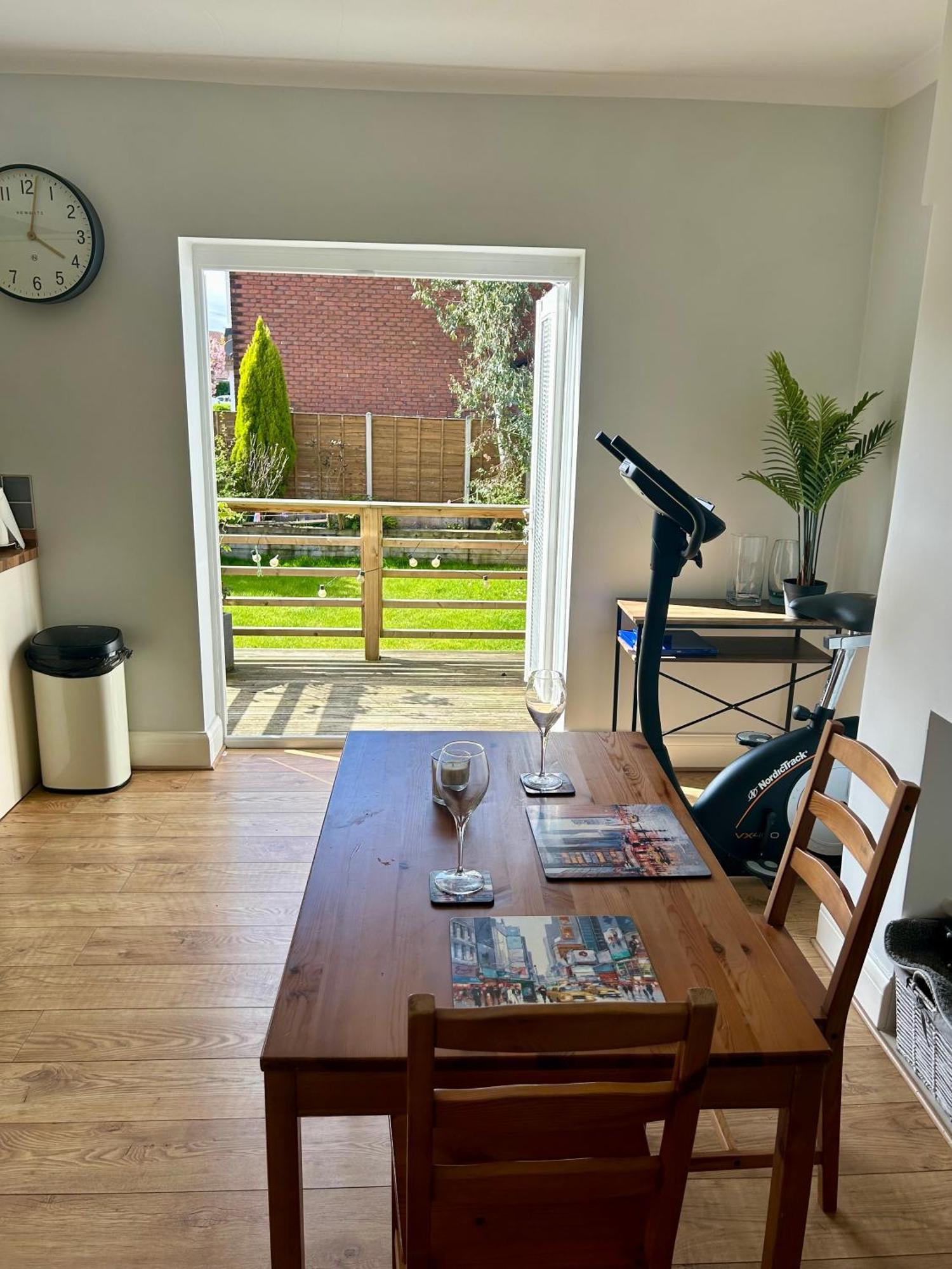 Quiet Double Bedroom With Garden View, Breakfast Hazel Grove Экстерьер фото